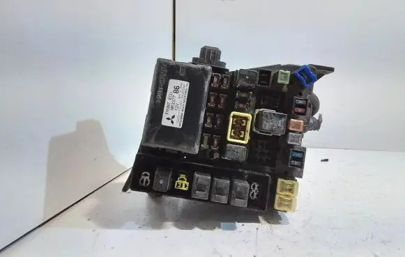 Mitsubishi Space Wagon Fuse module MR337786 8200111020 64900041