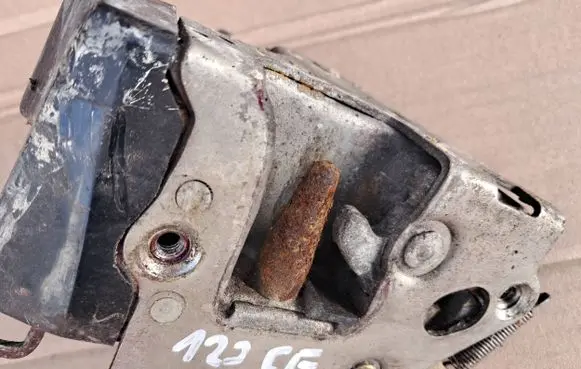 Mercedes-Benz W123 Front door lock 1237200935
