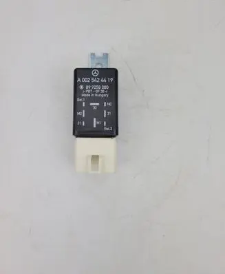Mercedes-Benz Vito Viano W639 Coolant fan relay A0025424419