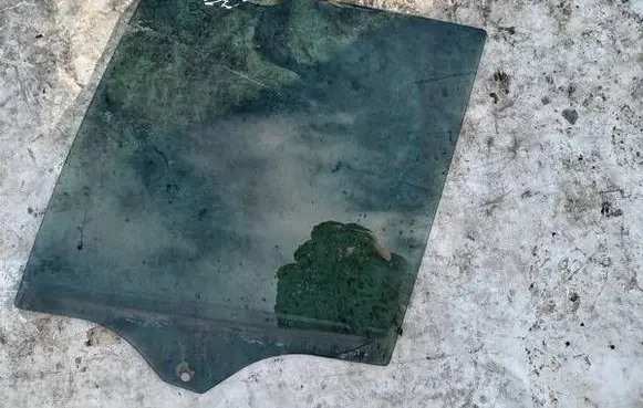 Rear door window glass