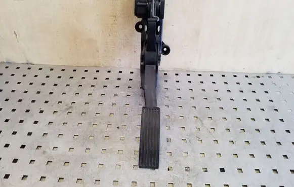Mercedes-Benz A W169 Accelerator throttle pedal A1693000304 91736020