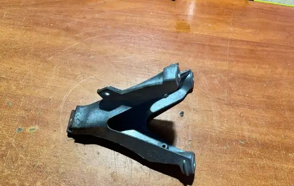 Audi A4 S4 B7 8E 8H Engine mounting bracket 8E0199308AR