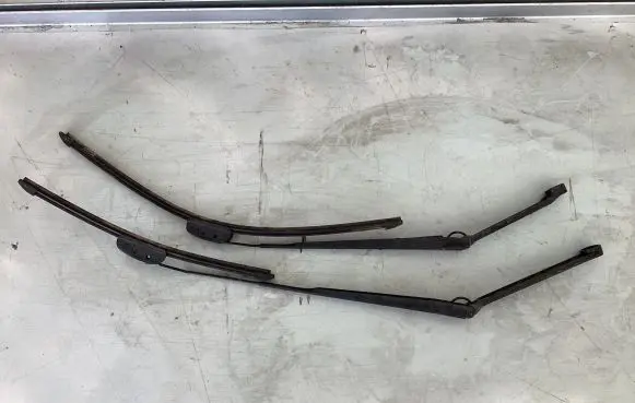 Nissan X-Trail T30 Front wiper blade arm B46ld