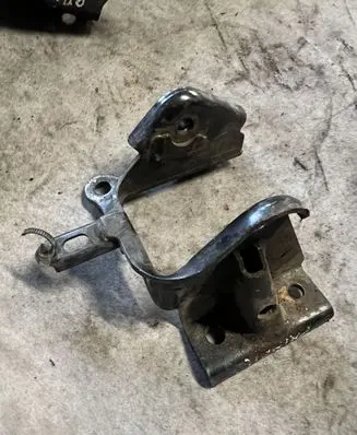 Nissan Primera Engine mounting bracket