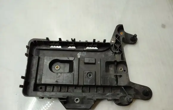 Volkswagen Touran II Battery tray 1K0915333