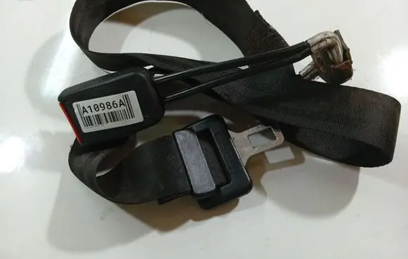 Volkswagen PASSAT B4 Middle seatbelt buckle (rear) 357857713D