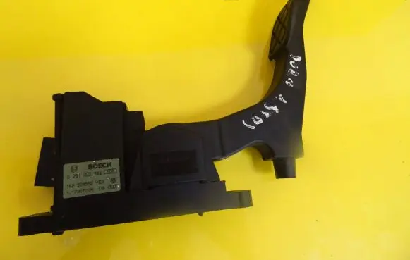 Volkswagen Golf IV Accelerator throttle pedal 0281002342