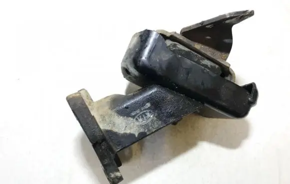 KIA Sorento Engine mount bracket