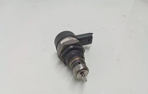 Volvo S80 Fuel pressure regulator 30750409 0281002712