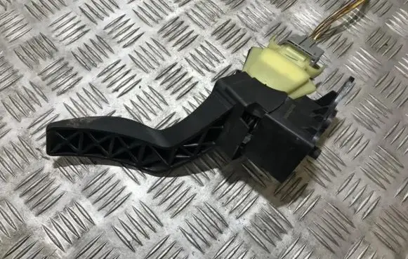 Ford Focus Accelerator throttle pedal 2m519f836ad 2m-51-9f836-ad
