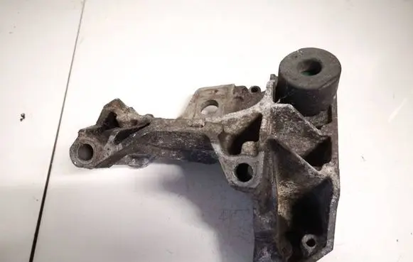 Engine mount bracket