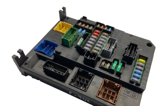 Peugeot 308 Fuse module S180204003B 353040610 9806687880