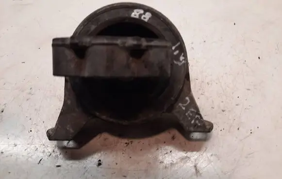 Opel Zafira B Engine mount bracket V05630
