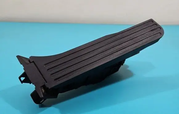 Accelerator throttle pedal