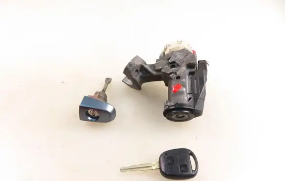 Toyota Corolla Verso E121 Ignition lock 8978313010