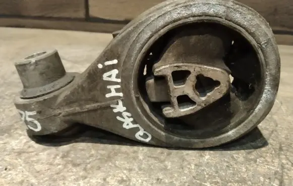Nissan Qashqai Engine mount bracket