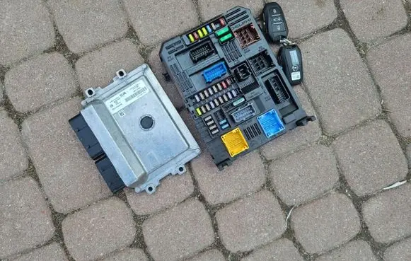Opel Corsa F Engine ECU kit and lock set 9832881080