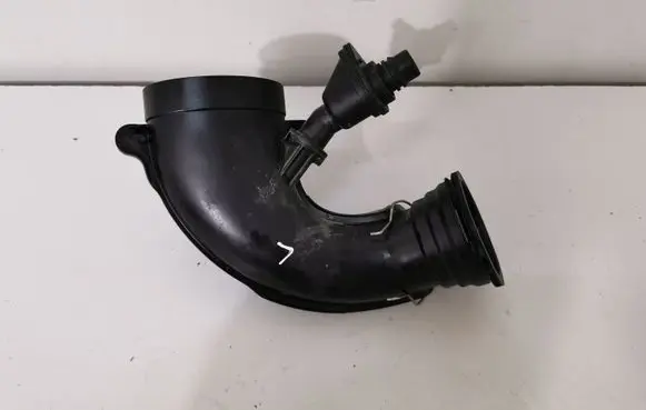 BMW X7 G07 Air intake hose/pipe 8689759