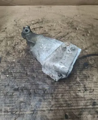 Engine mounting bracket