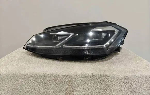 Volkswagen Golf VII Headlight/headlamp
