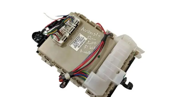 Toyota Avensis T270 Fuse module 8273005660A 308312B24