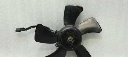 Mitsubishi Lancer VIII Radiator cooling fan shroud