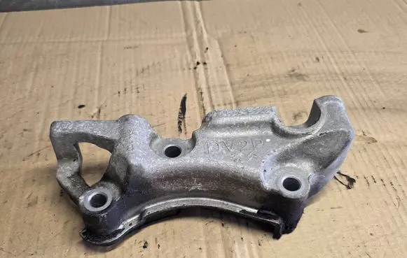 Engine mounting bracket