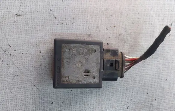 Volkswagen PASSAT B8 Fuel pump relay 5Q0906121M