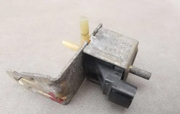 Audi 100 S4 C4 Vacuum valve 1822