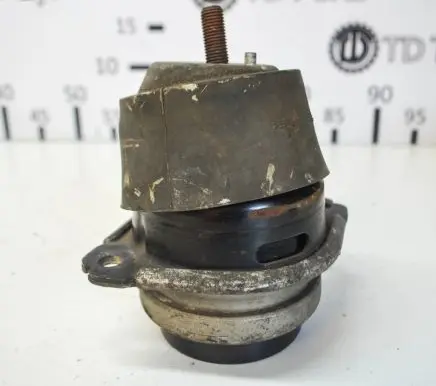 Volkswagen Touareg I Engine mount bracket 7L6199131C