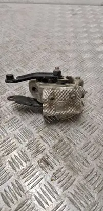 Engine mount bracket