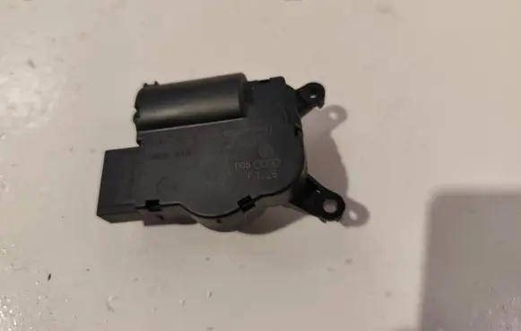 Volkswagen Touareg I Air flap motor/actuator 52411483R03 3093694 11070505