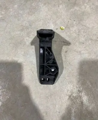 Audi Q7 4M Front bumper mounting bracket 4M0807334