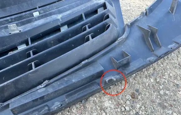Opel Vivaro Front bumper upper radiator grill 623100248R