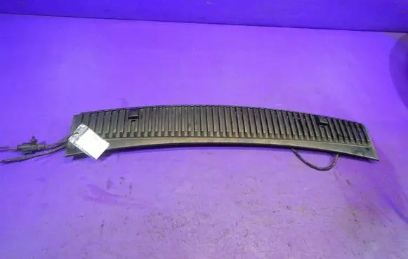 Seat Alhambra (Mk1) Wiper trim 