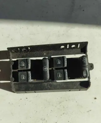 Volkswagen PASSAT B7 Electric window control switch 1J4959857 F005S00011