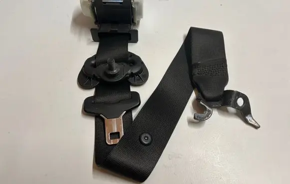 BMW X1 E84 Front seatbelt 33052211