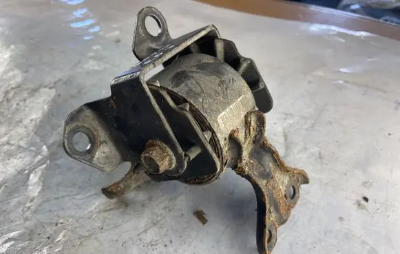 Jeep Compass Engine mount bracket