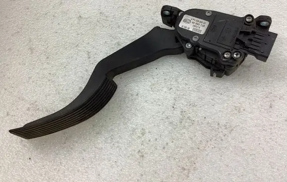 Accelerator throttle pedal