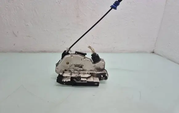 Volkswagen PASSAT CC Front door lock 5N1837015A