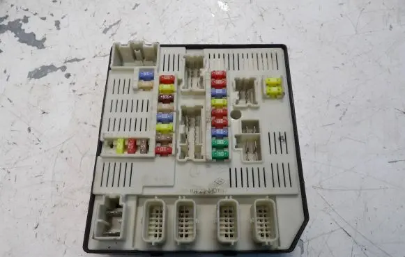 Renault Megane III Fuse module 284B60010R 8246123191 519225619