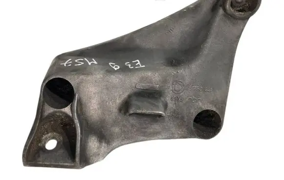 BMW 5 E39 Engine mounting bracket 6750441