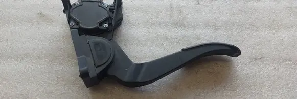 Mercedes-Benz Vito Viano W638 Accelerator throttle pedal A9013000404 0281002335
