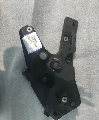 Volvo XC60 Fender mounting bracket 32288932