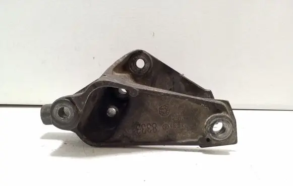 Engine mounting bracket