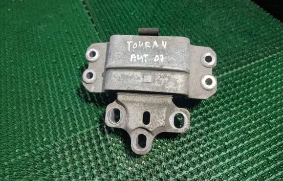 Volkswagen Touran I Engine mount bracket 1K0199555