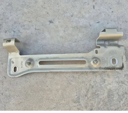 Audi Q7 4M Fender mounting bracket 4M0821431