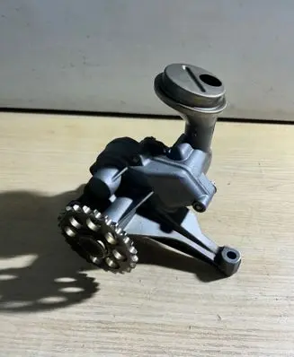 Mercedes-Benz CLK A208 C208 Oil pump 6061810701