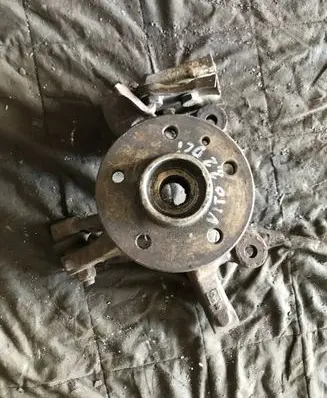 Mercedes-Benz Vito Viano W638 Front wheel hub spindle knuckle 6383320224