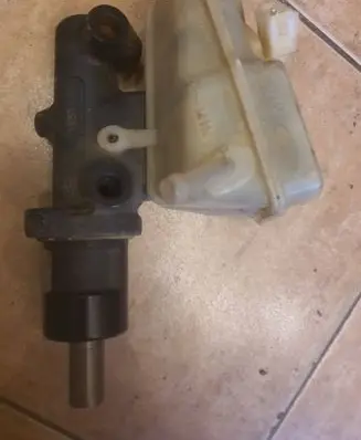 Ford Focus Master brake cylinder 4202003200223847 020195a 106125032039